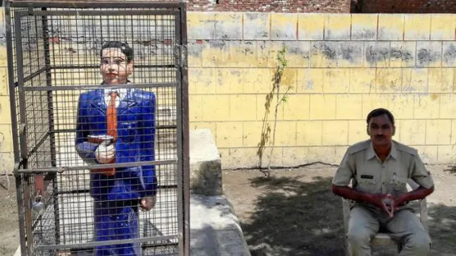 ଆମ୍ବେଦକର ମୂର୍ତ୍ତିକୁ ସୁରକ୍ଷା ଦେବା ପାଇଁ ଏହି ଅଭିନବ ଉପାୟ ଅବଲମ୍ବନ କଲେ ଲୋକେ