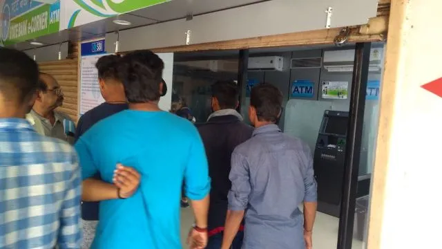 ଲମ୍ବା ଧାଡ଼ିରେ ଗ୍ରାହକ: ଏଟିଏମ୍‌ରୁ ବାହାରୁନି ଟଙ୍କା!