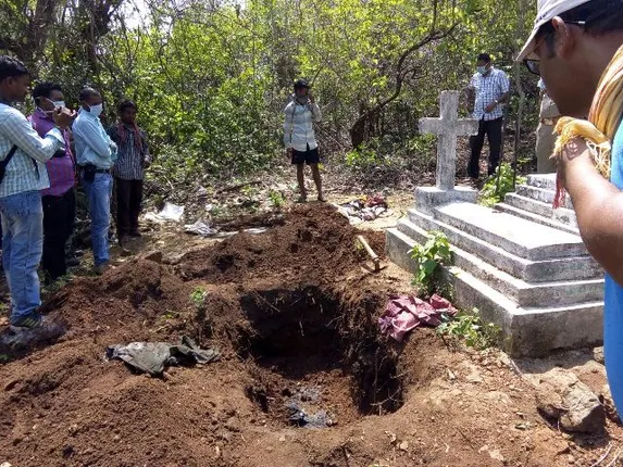 ସାବତ ପୁଅର ବୀଭତ୍ସ କାଣ୍ଡ : ବାପାକୁ ହତ୍ୟା କରି ପୋତିଦେଲା, ୧୩ଦିନ ପରେ କବରରୁ ବାହାରିଲା ଗଳିତ ଶବ