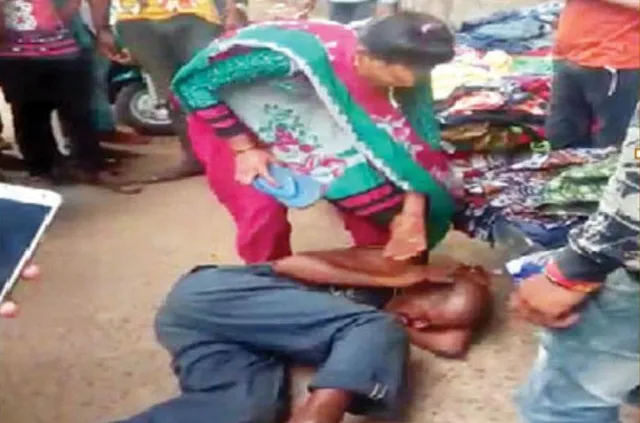 ମଧ୍ୟ ବୟସ୍କ ବ୍ୟକ୍ତି କିଛି କମେଣ୍ଟ କରିଥିଲେ; ଚପଲରେ ସେକିିଲେ ଯୁବତୀ