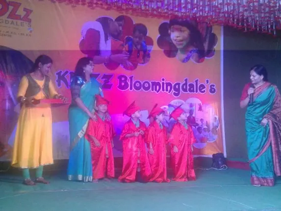 କିଡ୍‌ଜି ବ୍ଲୁମିଂ ଡେଲ୍‌ଜ ସ୍କୁଲ୍‌ରେ ଗ୍ରାଜୁଏସନ୍‌ ଡେ