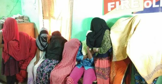 କୋଣାର୍କ: ଲଜ୍‌ରେ ଚଢ଼ାଉ ବେଳେ ଧରା ପଡ଼ିଲେ ୭ ଦେହଜୀବୀଙ୍କ ସମେତ ୯ ଗ୍ରାହକ