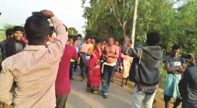 ଗାଁ ଦାଣ୍ଡରେ ଇଜ୍ଜତ ଲୁଟିଲେ : ମହିଳା, ପୁରୁଷଙ୍କୁ ଲଣ୍ଡା କଲେ, ପିଟାମରା କରି ବାନ୍ଧି ବୁଲାଇଲେ