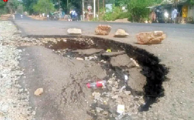 ଦବି ଯାଉଛି ଜାତୀୟ ରାଜପଥ