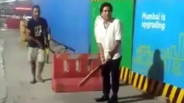 ସଡ଼କ ଉପରେ ସଚିନ୍‌, କାର୍‌ରୁ ଓହ୍ଲାଇ ଗଳିରେ ଧରିଲେ ବ୍ୟାଟ୍‌