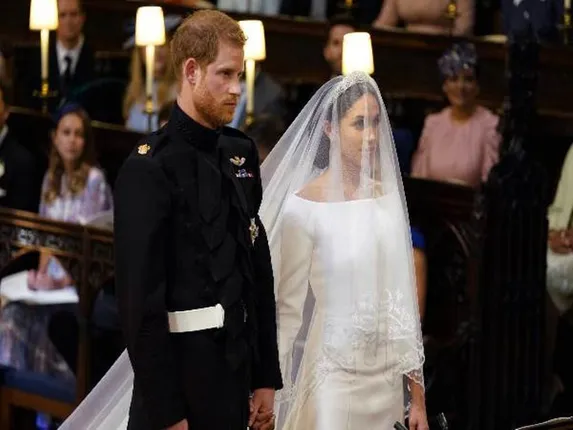 ରାଜକୀୟ ବିବାହ: ପ୍ରିନ୍ସ ହ୍ୟାରୀ ଓ ଅଭିନେତ୍ରୀ ମେଗନ୍‌ ମର୍କଲ ବିବାହ ବନ୍ଧନରେ ଆବଦ୍ଧ ହେଲେ