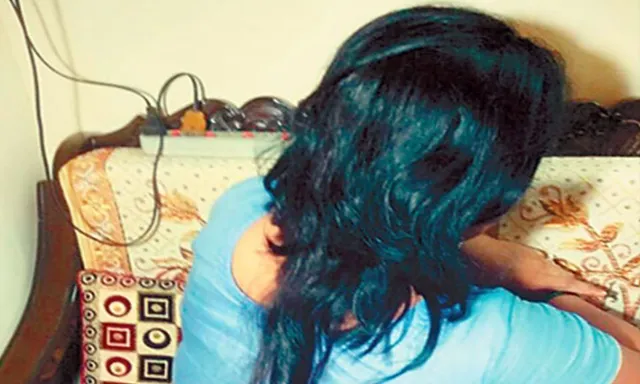 ପ୍ରେମ କରିବା ଝିଅ ପାଇଁ ହେଲା କାଳ ! ପରିବାର ଲୋକେ ବାଳ କାଟିବା ସହ ଶରୀରରେ ଦେଲେ କରେଣ୍ଟ ଆଘାତ