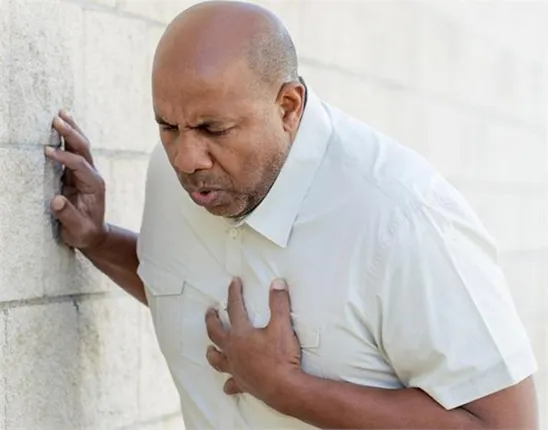 ଛାତିରେ ଯନ୍ତ୍ରଣା ଅନୁଭବ ହେଲେ ହୃଦ୍‌ଘାତ ହେବାର ଆଶଙ୍କା ଥାଏ,ଏଭଳି ପରିସ୍ଥିତିରେ କରନ୍ତୁ ଏହି ୫ଟି ଜିନିଷ