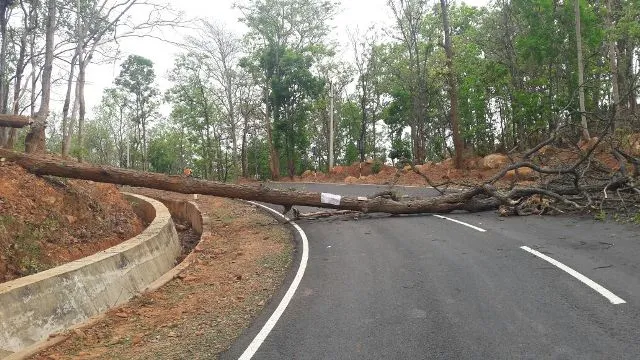 ବାଲିଗୁଡ଼ା-ଖୋମନଖୋଲ ରାସ୍ତାରେ ମାଓ ପୋଷ୍ଟର : ୨୪ରେ ମାଓବାଦୀଙ୍କ ୪ ଜିଲ୍ଲା ବନ୍ଦ ଡାକରା