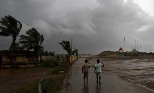 ଭଦ୍ରକ,ଜଗତସିଂହପୁର, ମୟୂରଭଞ୍ଜ ଓ କଟକ ସମେତ ଏହି ଜିଲ୍ଲାମାନଙ୍କରେ ଘଡ଼ଘଡ଼ି ବର୍ଷା ସହ ୫୦ରୁ ୬୦କିମି ବେଗରେ ବହିବ ପବନ