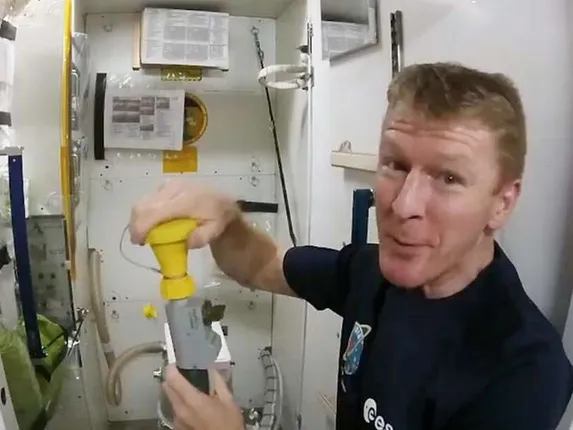 ଏହି ବ୍ୟକ୍ତି ମଳ ଓ ମୂତ୍ର ତ୍ୟାଗ କରିବା ଅଭ୍ୟାସ କାହିଁକି କରି ଥାଆନ୍ତି ଜାଣନ୍ତୁ