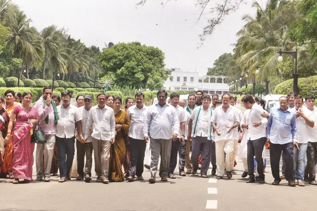 ତେଲ ପାଇଁ ଗର୍ଜିଲା ବିଜେଡି : ରାଜଭବନ ସାମ୍ନାରେ ବିକ୍ଷୋଭ, ରାଜ୍ୟବ୍ୟାପୀ ତିନି ଦିନିଆ ପ୍ରତିବାଦ ଆରମ୍ଭ