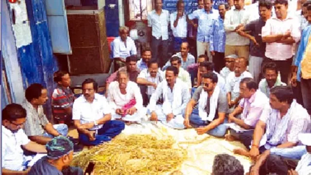 ପୁଲିସ୍‌ ଉପସ୍ଥିତିରେ ଉଠିଲା ଧାନ :ଯୋଗାଣ ଅଧିକାରୀଙ୍କୁ ଘେରିଲେ ଚାଷୀ