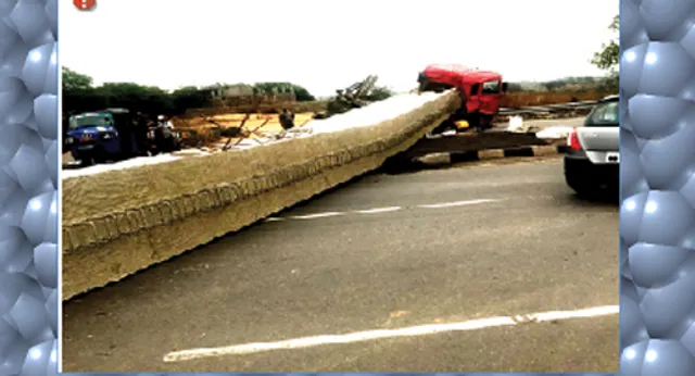 ଟ୍ରେଲରରୁ ଖସିଗଲା ସିମେଣ୍ଟ ପୋଲ, ୪ ଘଣ୍ଟା ରାସ୍ତା ଜାମ