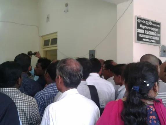 ୨ ଆର୍‌ଆଇଙ୍କୁ ଉଠ୍‌ବସ୍‌ କଲେ ଏଡିଏମ୍‌, କ୍ଷମା ମାଗିଲା ପରେ ବିବାଦ ତୁଟିଲା