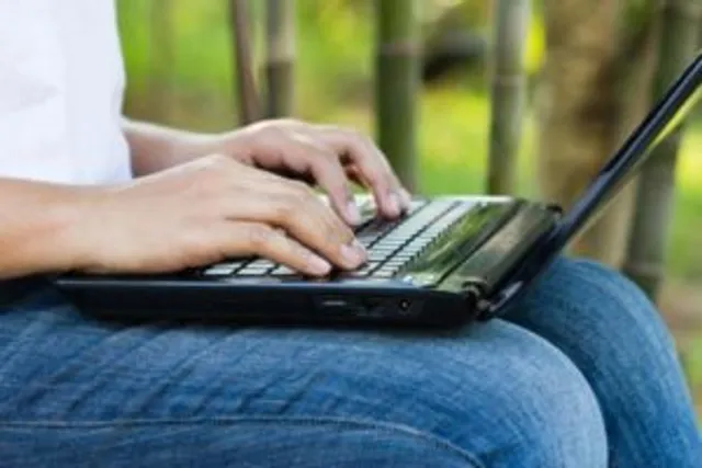 ନିଦ ଲାଗିବାରୁ ଲ୍ୟାପଟପ୍‌କୁ ଚାର୍ଜରେ ବସାଇ ଶୋଇପଡ଼ିଲେ, ରାତିରେ ବିସ୍ଫୋରଣ ହୋଇ ଶରୀରର ୫୦ ପ୍ରତିଶତ ଜଳିଗଲା