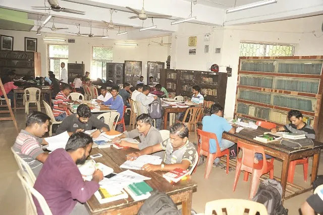 ବସିବାକୁ ଜାଗା ନାହିଁ : ପିଲାଙ୍କ ପାଇଁ ଲାଇବ୍ରେରି ମନା