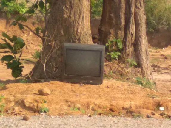 ପୁରୁଣା ଟିଭିକୁ ବିସ୍ଫୋରଣ କରି ଉଡ଼ାଇଲେ