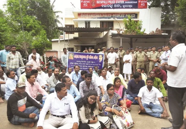 ଦୁଇଜଣ ଯୁବତୀଙ୍କୁ ଥାନାରେ ନିସ୍ତୁକମାଡ଼ ଘଟଣାକୁ ବିରୋଧ କରି ରାଷ୍ଟ୍ରୀୟ ଆମ୍ବେଦକର ସ୍ମୃତି ସଂଘ ଓ ଜାତୀୟ ଦଳିତ ମହାସଂଘ ପକ୍ଷରୁ ନୂଆପଲ୍ଲୀ ଥାନା ସମ୍ମୁଖରେ  ବିକ୍ଷୋଭ ପ୍ରଦର୍ଶନ