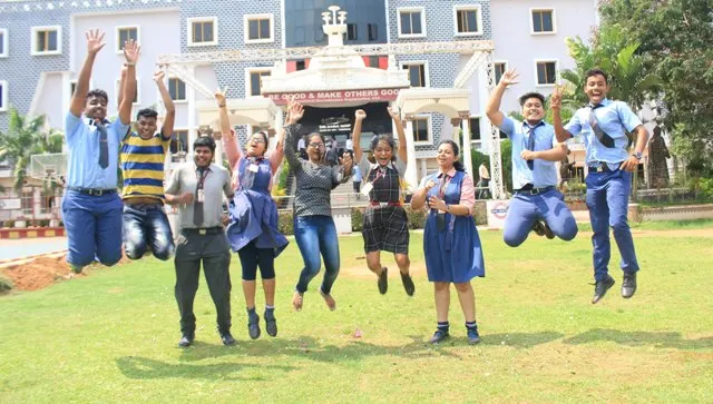 ସିବିଏସ୍‌ଇ ଦ୍ୱାଦଶ ଶ୍ରେଣୀ ପରୀକ୍ଷା ଫଳ ପ୍ରକାଶ ପରେ ପରୀକ୍ଷାରେ ଉତ୍ତୀର୍ଣ୍ଣ ହୋଇଥିବା ଛାତ୍ରଛାତ୍ରୀମାନେ ଖୁସି ମନାଉଛନ୍ତି