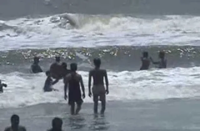 ସମୁଦ୍ରରୁ ପର୍ଯ୍ୟଟକ ଉଦ୍ଧାର