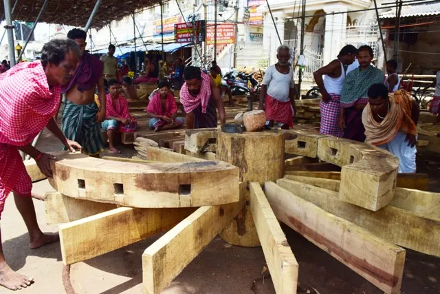 ରଥ ଖଳା ହାଲଚାଲ : ରଥଖଳାରେ ପଡ଼ିଲା ଚାରିନାହାକା କାଠ