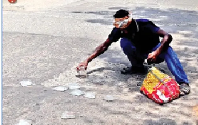 ରାସ୍ତାରେ ପଡ଼ିଛି ମଦ ଭର୍ତ୍ତି ପାଉଚ୍‌