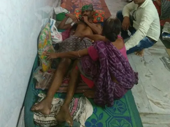 ଇଚ୍ଛାମୃତ୍ୟୁ ମିଳୁନି କି ମିଳିଲାନି ଚିକିତ୍ସା, ବଡ଼ ମେଡିକାଲରୁ ପୁଅକୁ ଧରି ଫେରିଗଲେ ବୃଦ୍ଧା