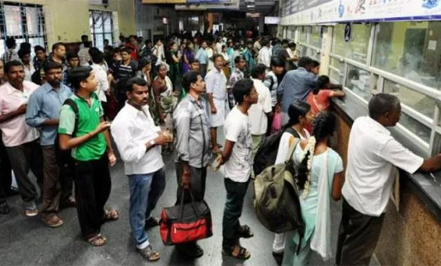 ଏବେ ଆଉ ଟ୍ରେନ୍‌ ଟିକେଟ୍‌ ପାଇଁ ଲମ୍ବା ଲାଇନ୍‌ରେ ଛିଡ଼ାହେବାକୁ ପଡ଼ିବ ନାହିଁ, ଟିଟିଇଙ୍କ ଠାରୁ ପାଇପାରିବେ ଟିକେଟ୍‌!