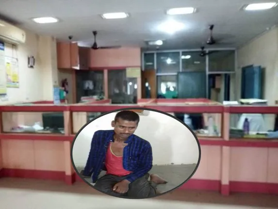 ମୋଦି ମୋର ୧୫ଲକ୍ଷ ଟଙ୍କା ଦେଇ ନାହାନ୍ତି ବୋଲି ଅଭିଯୋଗ ଆଣି ବ୍ୟାଙ୍କ ଜାଳି ଦେବା ପାଇଁ ପେଟ୍ରୋଲ ଧରି ପହଞ୍ଚିଥିଲା ଏହି ଯୁବକ