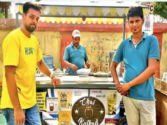 ୩ ଜଣ ଇଞ୍ଜିନିୟର ମିଶି ଖୋଲିଲେ ଚା’ ଦୋକାନ, ବିକ୍ରି କରୁଛନ୍ତି ୫୦ ପ୍ରକାରର ଚା’