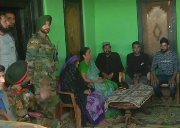 ଔରଙ୍ଗଜେବଙ୍କ ପରିବାରକୁ ଭେଟିଲେ ପ୍ରତିରକ୍ଷା ମନ୍ତ୍ରୀ