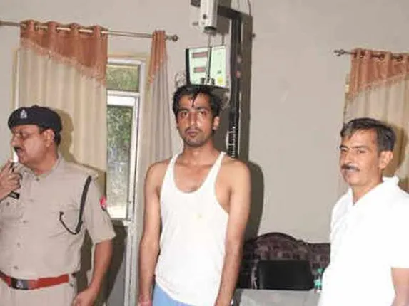 ପୁଲିସ ପରୀକ୍ଷାରେ ଡେଙ୍ଗା ଦିଶିବାକୁ ମୁଣ୍ଡରେ ହେନା ଲଗାଇ ଥିବା ଯୁବକ ଗିରଫ