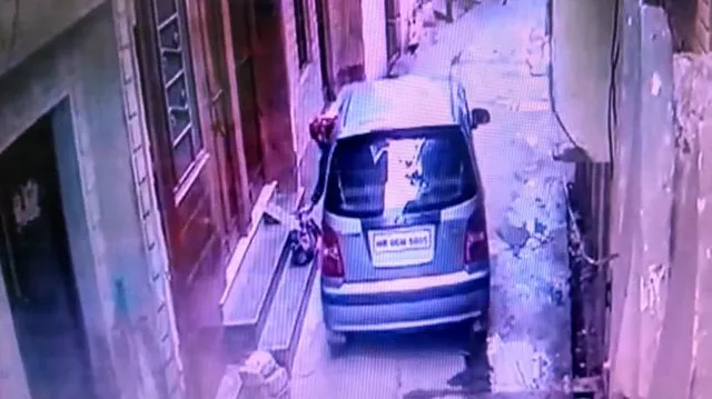 ଭିଡିଓ ଦେଖନ୍ତୁ: ନିଛାଟିଆ ରାସ୍ତାରେ ନବଜାତ ଝିଅକୁ କେହି ଜଣେ କାର୍‌ରୁ ପକାଇ ଦେଇ ଯାଉଛନ୍ତି