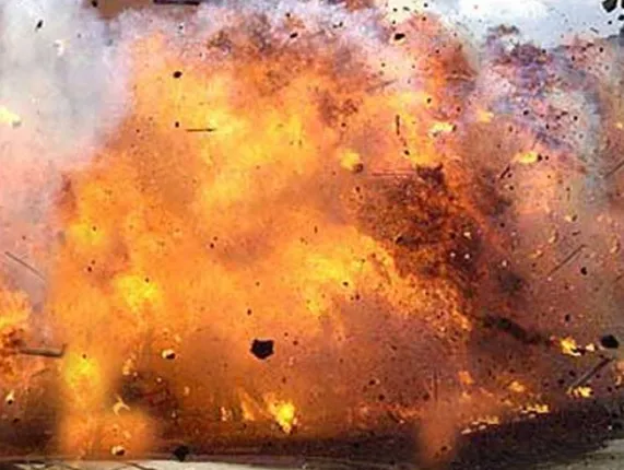 ଯୁବତୀଙ୍କ ଘର ଉପରକୁ ବୋମାମାଡ଼