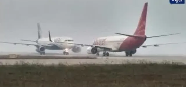 ବାରାଣାସୀରେ ଇଣ୍ଡିଗୋ ଓ ସ୍ପାଇସ୍‌ଜେଟ୍‌ ବିମାନ ପରସ୍ପର ସହ ମୁହାଁମୁହିଁ ଧକ୍କାରୁ ଅଳ୍ପକରେ ବର୍ତ୍ତିଲେ; ୧୭୮ ଯାତ୍ରୀ ସୁରକ୍ଷିତ