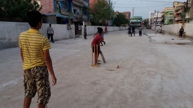 ପୁରୀ ବସ୍‌ଷ୍ଟାଣ୍ଡରେ ପିଲାଙ୍କ କ୍ରିକେଟ ଖେଳ