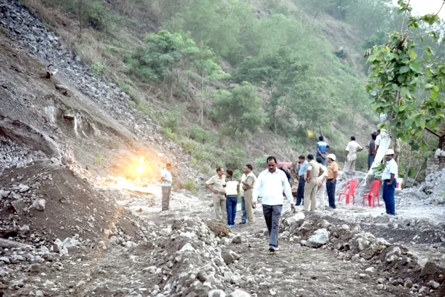 ଡ୍ରେନ୍‌ ଭିତରୁ ଆଉ ଜଣଙ୍କ ଶବ ଉଦ୍ଧାର : କ୍ୟାମେରାରେ ଠାବ ହେଲା ଶବ, ଡ୍ରେନ୍‌ ଉପରୁ ସ୍ଲାଗ୍‌ ସଫେଇ ଜାରି