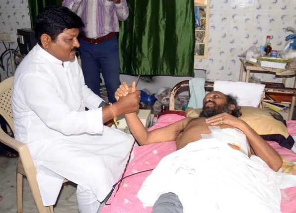 ଅସୁସ୍ଥ ବିଧାୟକ ପ୍ରଭାତ ବିଶ୍ୱାଳଙ୍କୁ ଭେଟିଲେ ସ୍ୱାସ୍ଥ୍ୟମନ୍ତ୍ରୀ ଓ ଅର୍ଥମନ୍ତ୍ରୀ