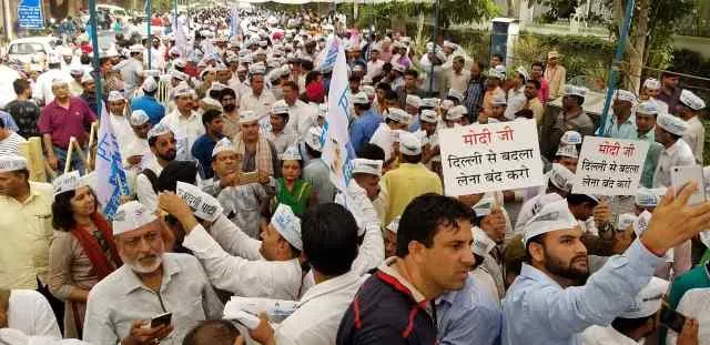 ଆପ୍‌-ବିଜେପି ମୁହାଁମୁହିଁ, ମୁଖ୍ୟମନ୍ତ୍ରୀଙ୍କ କାର୍ଯ୍ୟାଳୟ ଓ ଏଲଜିଙ୍କ ବାସଭବନ ଘେରାଉ : ପ୍ରଶାସନରେ ଅଚଳାବସ୍ଥା, ଜନତା କ୍ଷୁବ୍ଧ