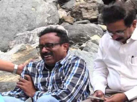 ପୁଅର ହୃଦୟବିଦାରକ ମୃତ୍ୟୁ ପରେ ପିତା ୧୪୪କୋଟିର ବ୍ୟବସାୟ ଛାଡ଼ି ଦେଲେ