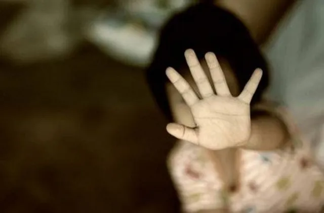 ନିଜ ସ୍ତ୍ରୀ ସମେତ ତିନି ନାବାଳିକା ଝିଅ ଓ ପୁଅକୁ ୫ ଲକ୍ଷରେ ବିକ୍ରି କରୁଥିବା ବେଳେ ଜୁଆଡ଼ି ଗିରଫ; ପୂର୍ବରୁ ୧୭ ବର୍ଷ ବୟସ୍କା ବଡ଼ ଝିଅକୁ ବିକିଥିଲା ୧.୫ ଲକ୍ଷରେ!