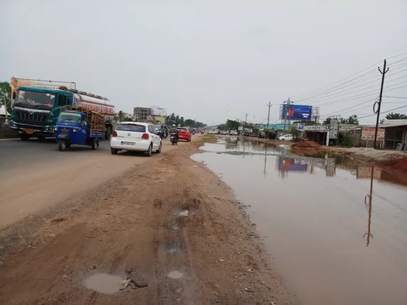 ଖଣ୍ଡଗିରିରୁ ଡୁମୁଡୁମାକୁ ଲମ୍ବିଥିବା ୧୬ ନମ୍ବର ଜାତୀୟ ରାଜପଥର ସର୍ଭିସ୍‌ ରୋଡ୍‌ରେ ନର୍ଦମା ପାଣିର ବନ୍ୟା