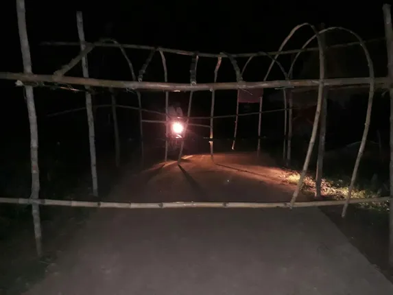 ରାସ୍ତାରେ ବାଉଁଶ ବାଡ଼