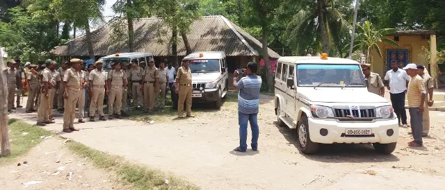 ଭସାଣି ବେଳେ ଉତ୍ତେଜନା: ଆଇଆଇସିଙ୍କୁ ମାଡ଼, ପୁଲିସ୍‌ ଭ୍ୟାନ୍‌ ଭଙ୍ଗାରୁଜା