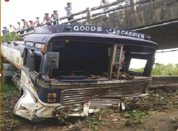 ନାଳକୁ ଖସିଲା ଟ୍ୟାଙ୍କର, ୩ ଗୁରୁତର