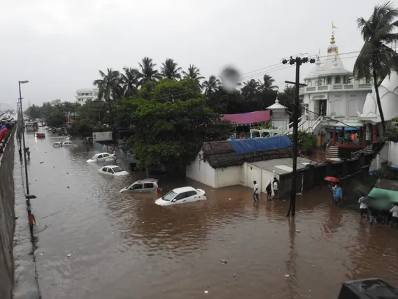 ଘଣ୍ଟାଏ ବର୍ଷାରେ ରାଜଧାନୀ ରାସ୍ତାରେ ଭାସିଲା କାର୍, ଭୁବନେଶ୍ୱରରେ ହୋଇଗଲା କି ବନ୍ୟା !