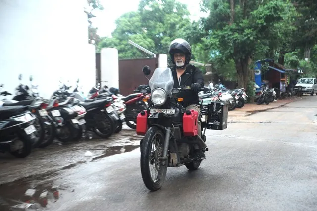 ବାଇକ୍‌ରେ ଦେଶ ଭ୍ରମଣ କରୁଛନ୍ତି ଶରତ ଶର୍ମା : ‘ନିରାପଦ ବାଇକ୍‌ ଚାଳନା’ ନେଇ ବାଣ୍ଟୁଛନ୍ତି ସଚେତନତା ବାର୍ତ୍ତା