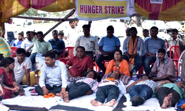 ଇଡ୍‌କୋ ଟାଓ୍ଵାରସ୍ଥିତ ସେସୁ କାର୍ଯ୍ୟାଳୟ ମୁଖ୍ୟ ଫାଠକ ଆଗରେ ଓଏସ୍‌ଇବି ମିନିଷ୍ଟେରିଆଲ ଏମ୍ଲଇଜ୍‌ ୟୁନିଅନ୍‌ର ଆମରଣ ଅନଶନ