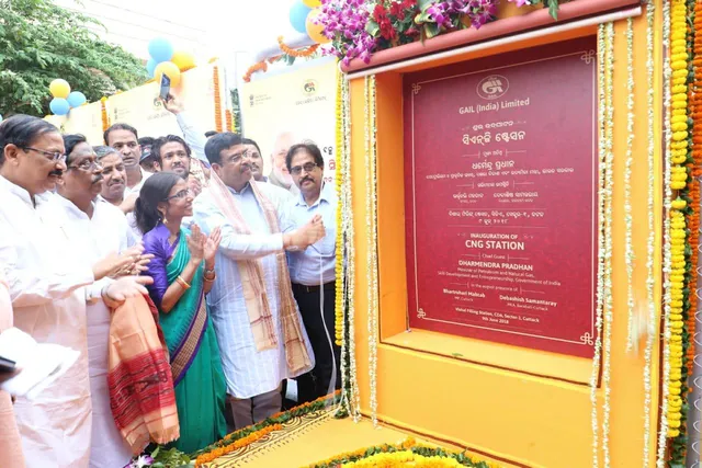 କଟକରେ ଦୁଇଟି ସିଏନଜି ଫିଲିଂ ଷ୍ଟେସନ ଉଦଘାଟନ କଲେ ଧର୍ମେନ୍ଦ୍ର